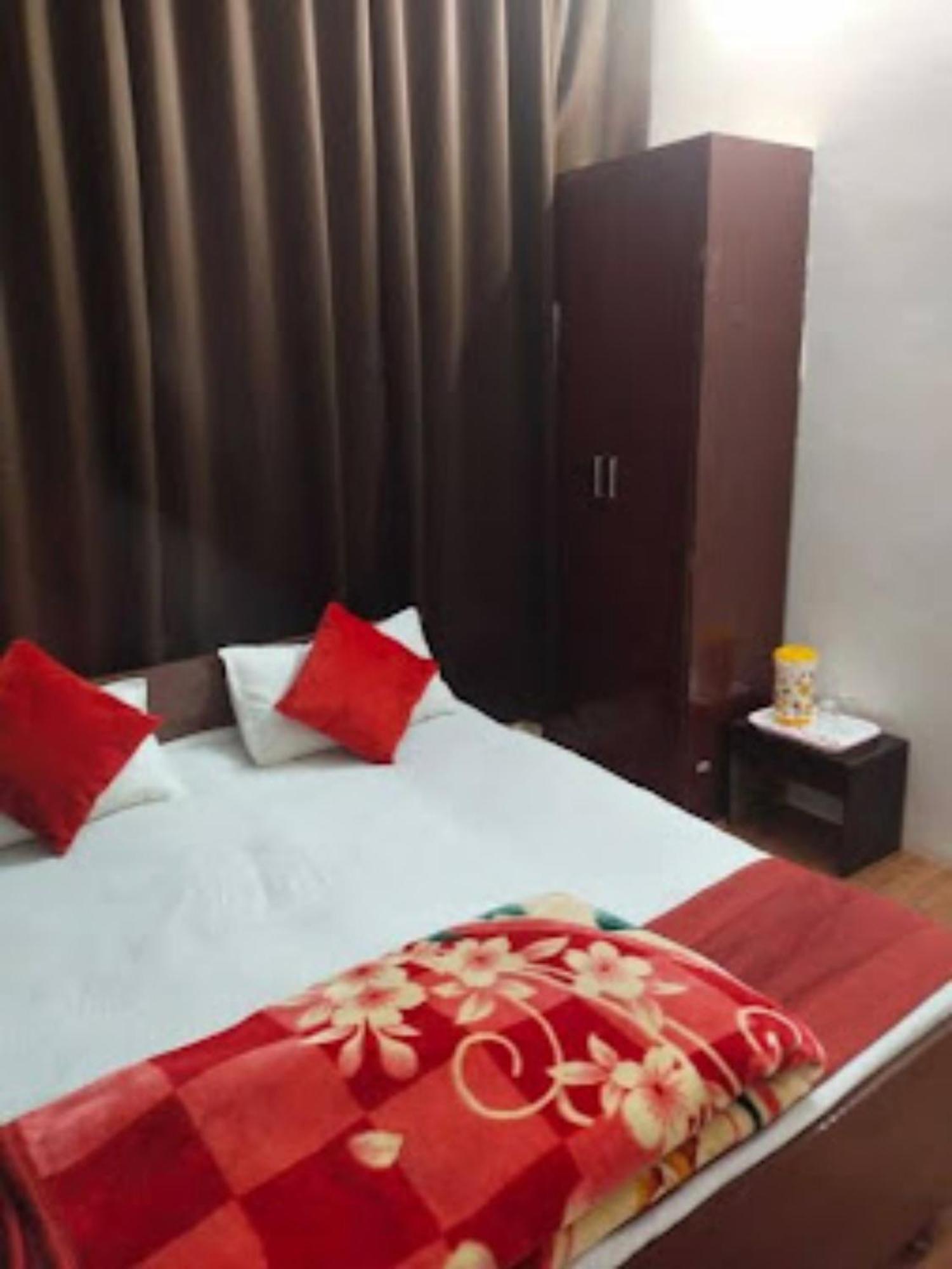 Goroomgo Varanasi Paradise Varanasi - Parking & Restaurant Available - Perfect Location And Comfortable Room 外观 照片